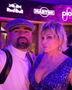 Coppia in discoteca con insegne luminose.